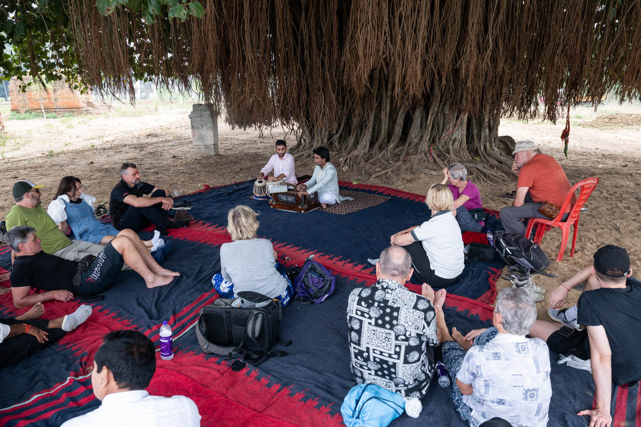 SONNE-International (c) 2025_Indien-4053 Unter dem großen Baum