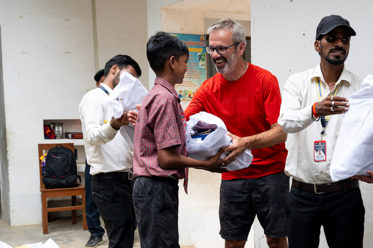 SONNE-International (c) 2025_Indien-5000 Wolfgang beim Verteilen der Schuluniformen