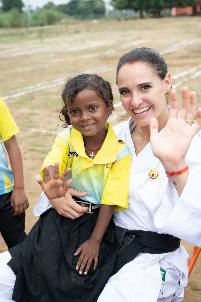 SONNE-International (c) 2025_Indien-5584 Alisa und ein SONNE-Kind