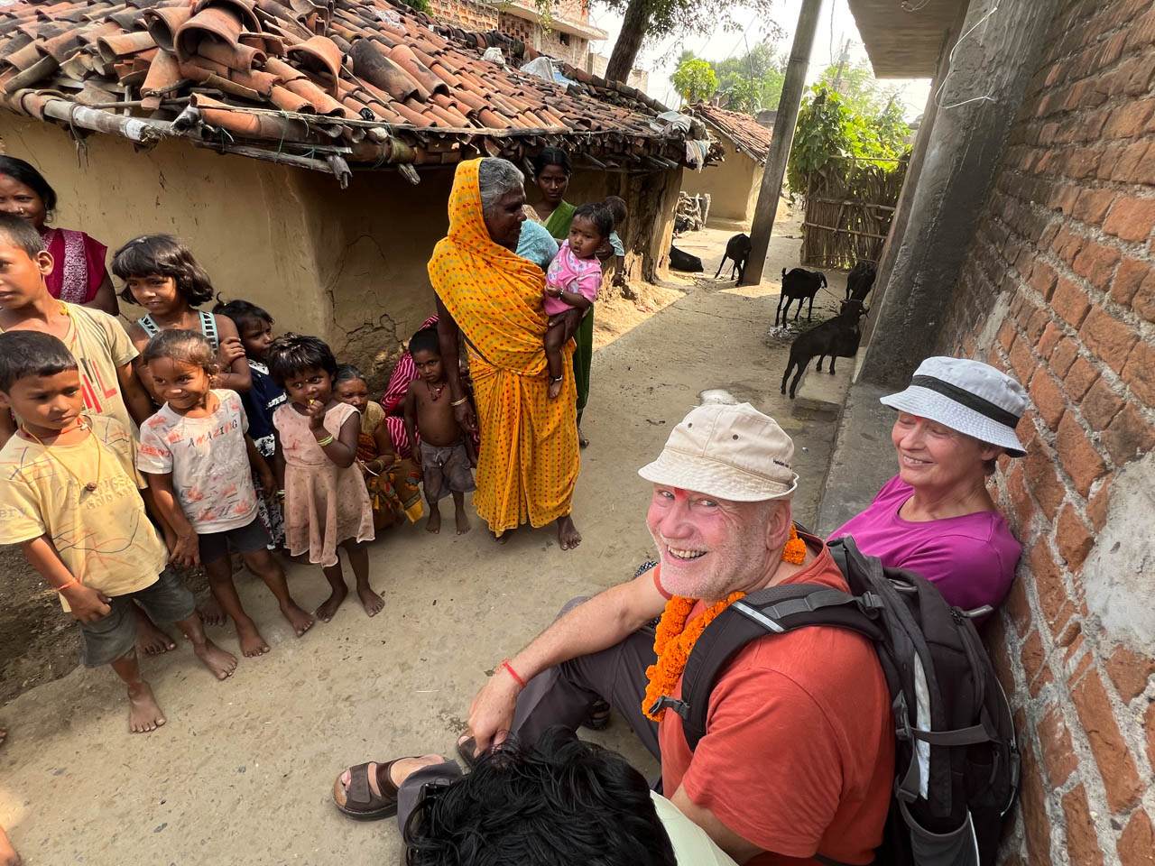 Gerhard und Friedl im indischen Dorf SONNE-International (c) 2025_Indien-7678 Gerhard und Friedl im indischen Dorf
