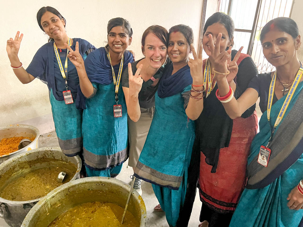 SONNE-International (c) 2025_Indien-8103 Topfguckerin in der SONNE-Küche