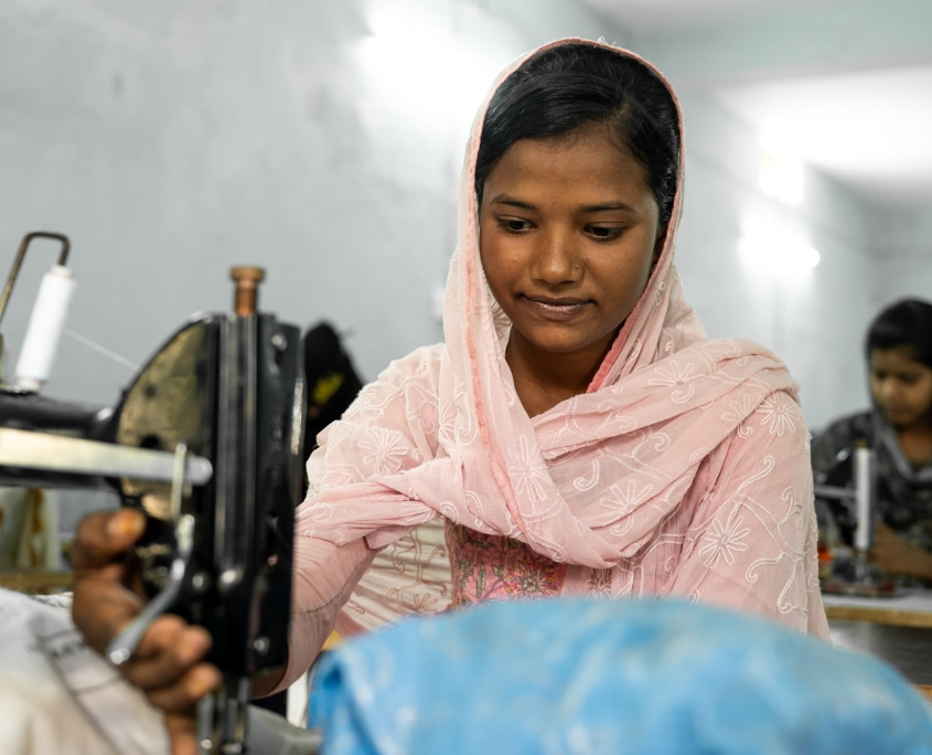 Teilnehmerin sitzt an der Nähmaschine im Rahmen der Schneiderausbildung in Bihar, Indien