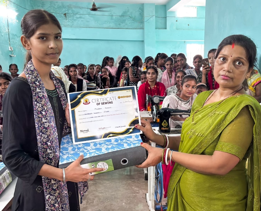 Frauenförderung in Indien: Übergabe eines Zertifikats nach der Abschlussprüfung der Schneiderausbildung in Bihar, Indien