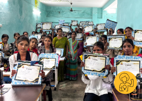 Absolventinnen zeigen Zertifikate nach der Schneiderausbildung in Bihar, Indien, Gruppenfoto