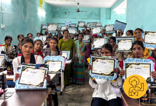 Absolventinnen zeigen Zertifikate nach der Schneiderausbildung in Bihar, Indien, Gruppenfoto