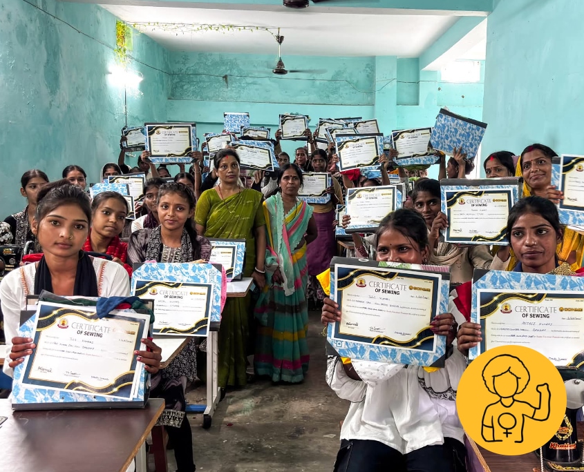 Frauenförderung in Indien - Gruppenbild mit Zertifikaten: erfolgreicher Abschluss der Schneiderausbildung in Bihar, Indien