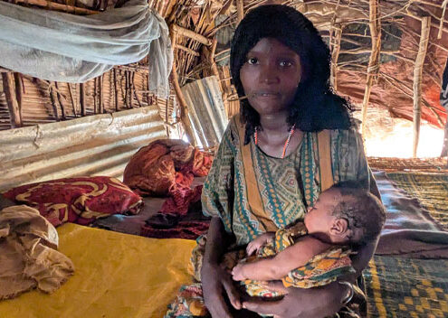 2333 sichere Geburten in Äthiopien: Eine Frau mit ihrem neugeboren Baby in einer Strohhütte