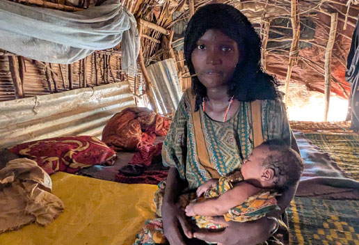 2333 sichere Geburten in Äthiopien: Eine Frau mit ihrem neugeboren Baby in einer Strohhütte