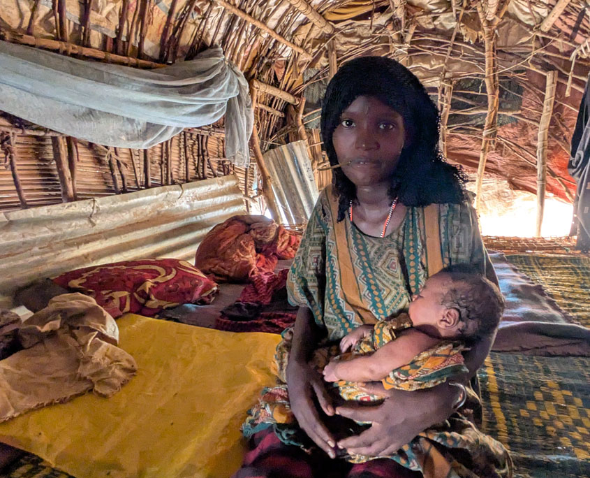 Sichere-Geburt-in-Äthiopien 2333 sichere Geburten in Äthiopien: Eine Frau mit ihrem neugeboren Baby in einer Strohhütte