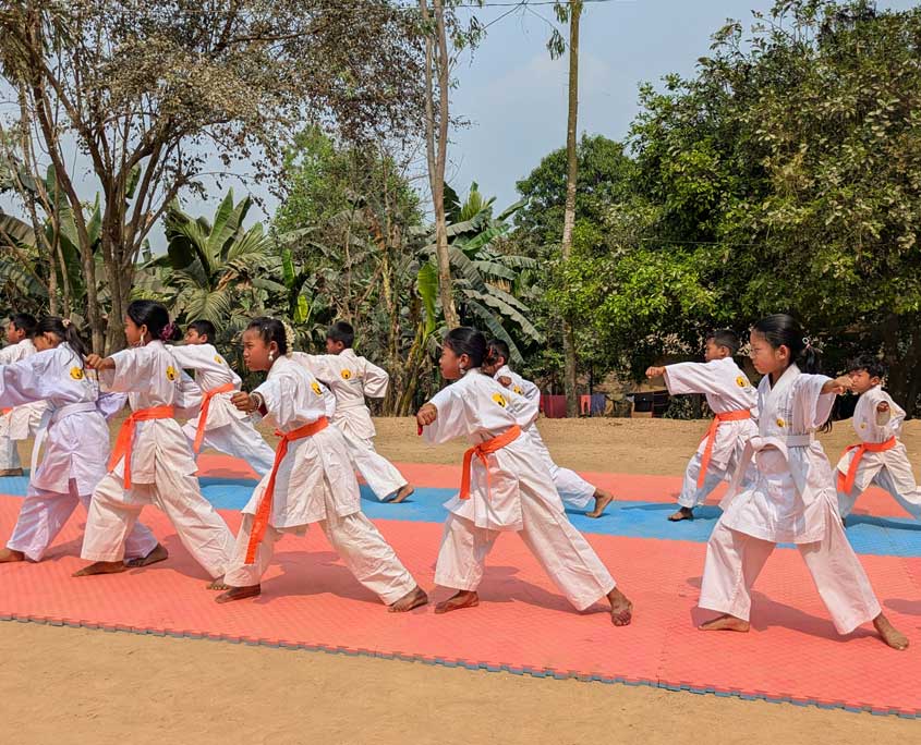 Mädchen in Karate-Uniformen zeigen Karate-moves