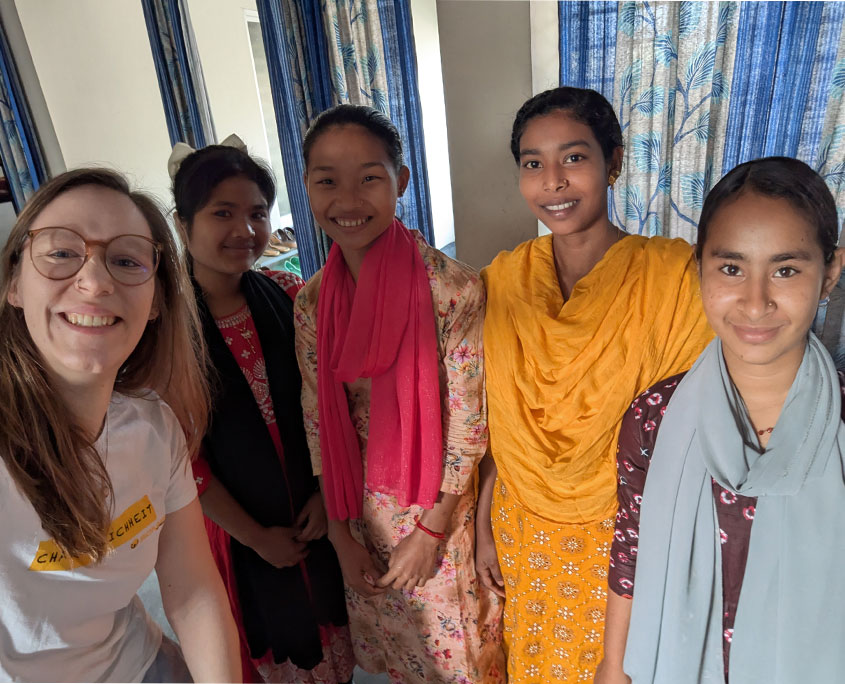Selfie mit Ulli und den Mädchen aus dem Student's hostel in Bangladesch. projektbesuch bangladesch Schule Gesundheit