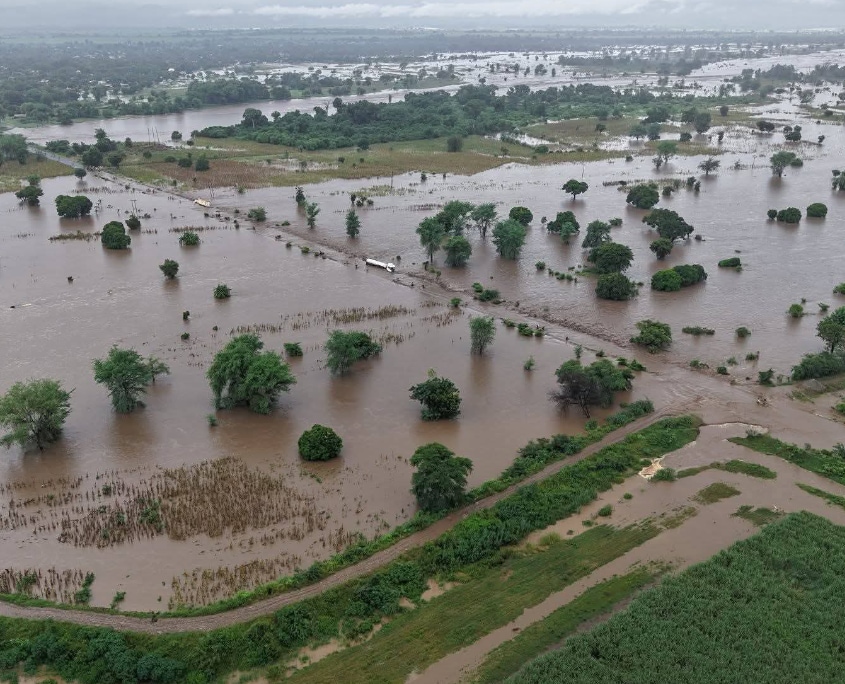 Überschwemmte Landschaft in Malawi nach tagelangen Regenfällen, Wasser bedeckt Felder und Wege