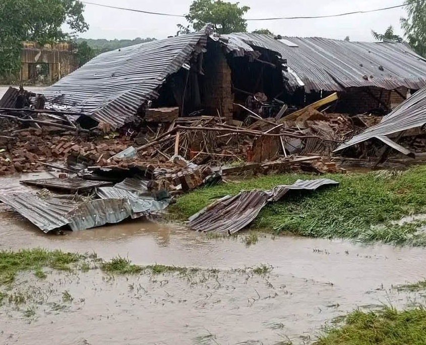 Stark beschädigte Haus in Malawi nach Überschwemmung, eingestürzte Wände und Trümmer im Wasser