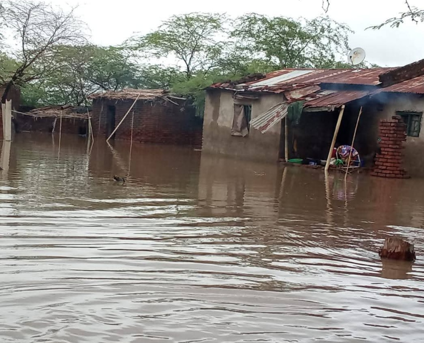 Blick auf überschwemmte Wohnhäuser in Ntcheu, Wasser reicht bis an die Fenster