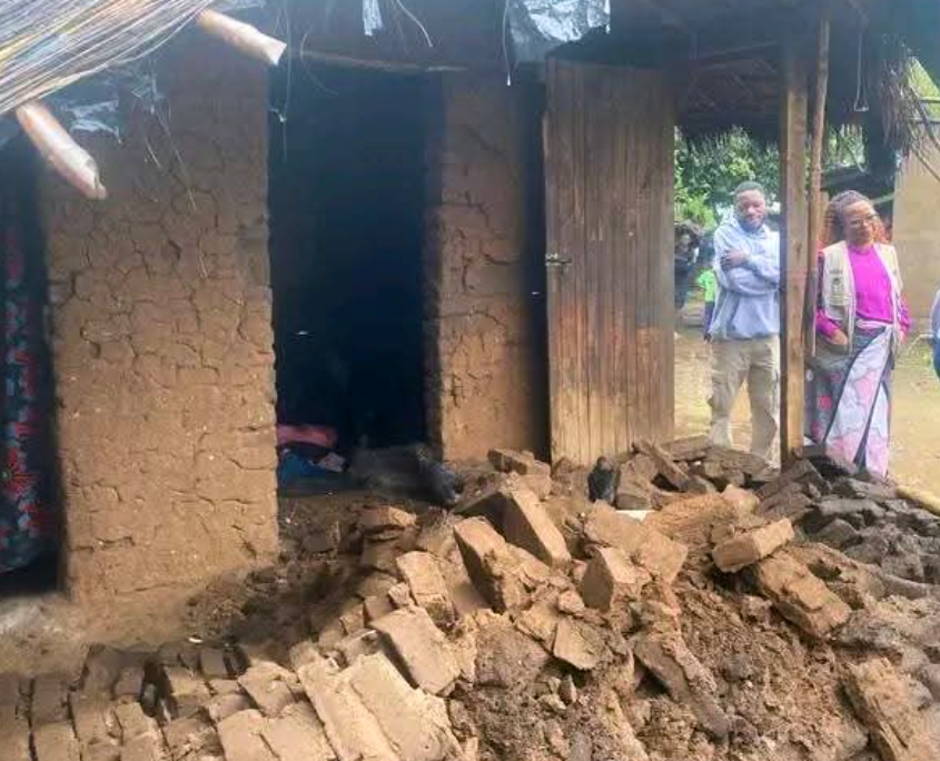 Betroffene Personen sammeln Habseligkeiten vor ihrem beschädigten Zuhause in Malawi