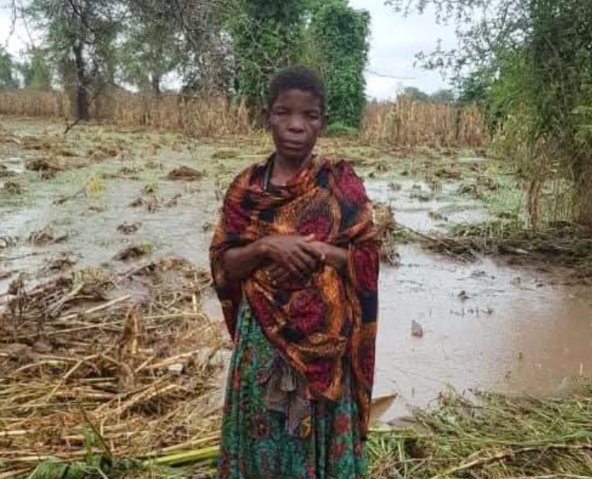 Frau in Großaufnahme, im Wasser stehend