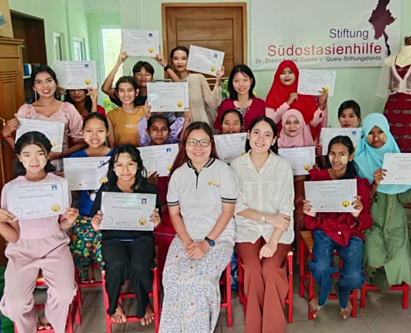 Schneidereiausbildung_Yangon_c_SONNE-International 2026 Die stolzen Schülerinnen zeigen ihr Zertifikat nach bestandenem Schneidereikurs in Myanmar