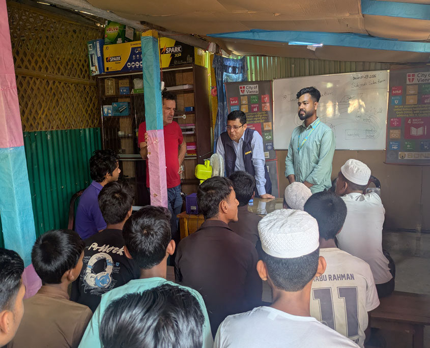 Im Klassenzimmer der Handy und Solarreparatur in Bangladesch