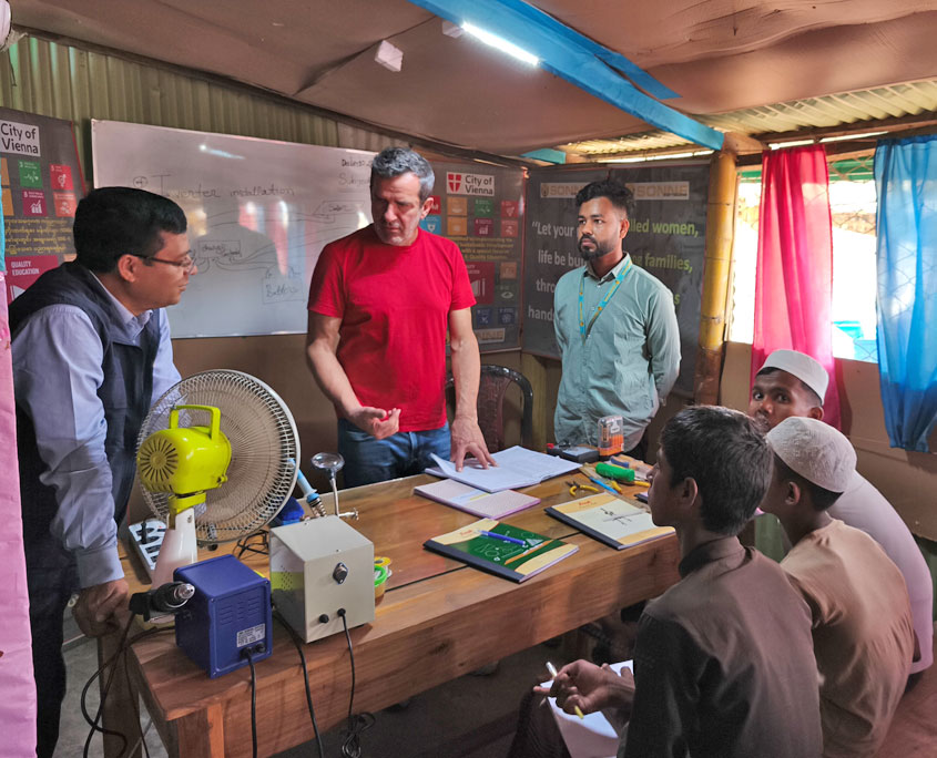 Im Klassenzimmer der Handy und Solarreparatur in Bangladesch
