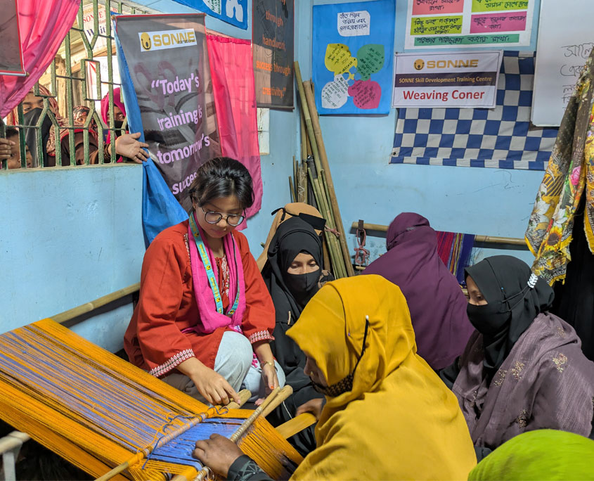 Im Klassenzimmer des Weaving corners im Rohingya Flüchtlingscamp in Bangladesch