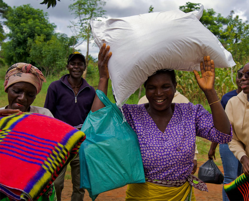 Malawi-Nothilfe-10 Zwei Frauen erfreuen sich an dem Hilfspaket, das sie soeben erhalten haben