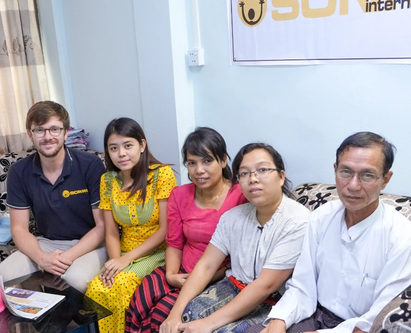 Das SONNE-Team in Myanmar 2015 bei einem Planungstreffen für das erste gemeinsame RED-CHAIRity-Projekt in Yangon