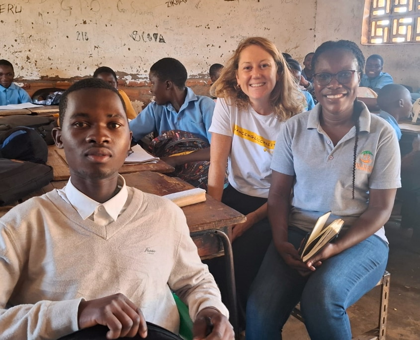Alice_Malawie_00_C_SONNE-International2026 Alice Chiwaya und Sabine Ebner mit Kindern in einem Klassenzimmer in Malawi
