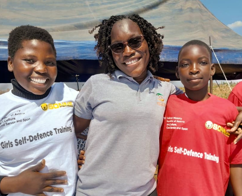 Alice_Malawie_04_C_SONNE-International2026 Alice Chiwaya mit Kindern beim Sportprojekt in Malawi