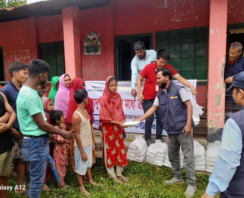 Bangladesch_Fluthilfe_Essensverteilung 03_c_SONNE-International 2026