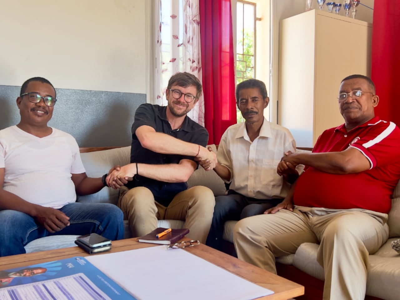 Armin und Team Morondava Beitrag 1280_c_SONNE-International.org Erfried in Besprechung mit Projektpartnern in Madagaskar