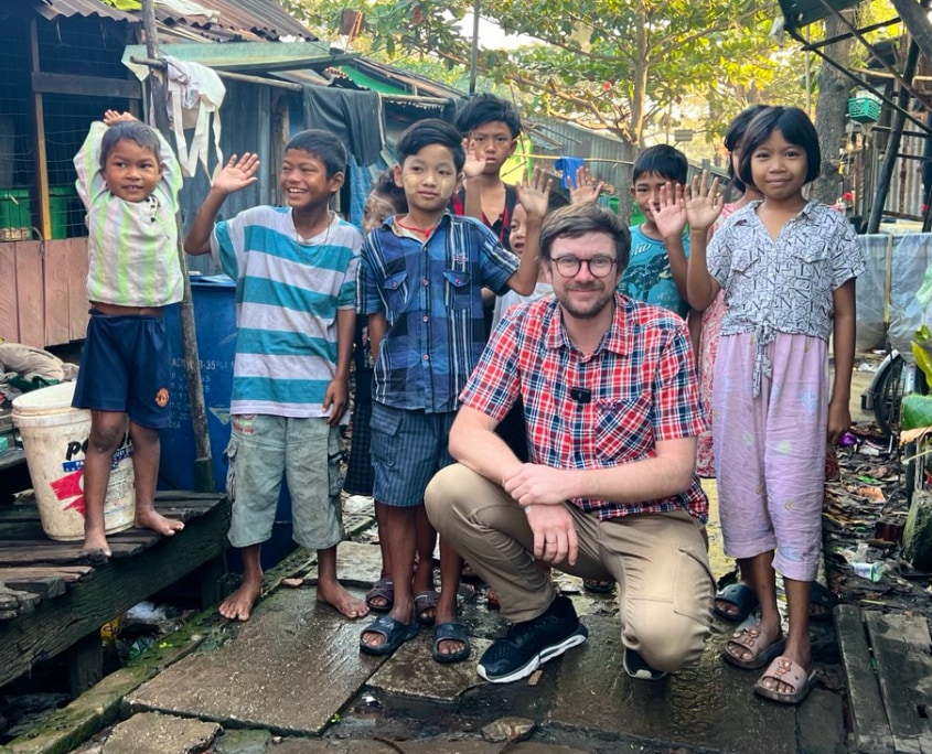 DCC4_Armin im Slum 01 Beitrags_854_c_SONNE-International2026 Armin mit einigen Kindern aus einem Slum in Myanmar