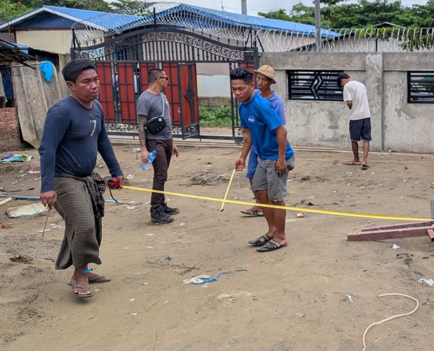 DCC4_Baustelle 01 Beitrags_854_c_SONNE-International2026 Männer bei den Erschließungsarbeiten für das neue SONNE Day Cara Center in Myanmar
