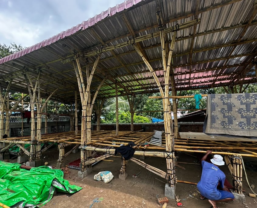 DCC4_Update 3 Dach_01 DCC 4 Myanmar Bambusgerüst wird gebaut