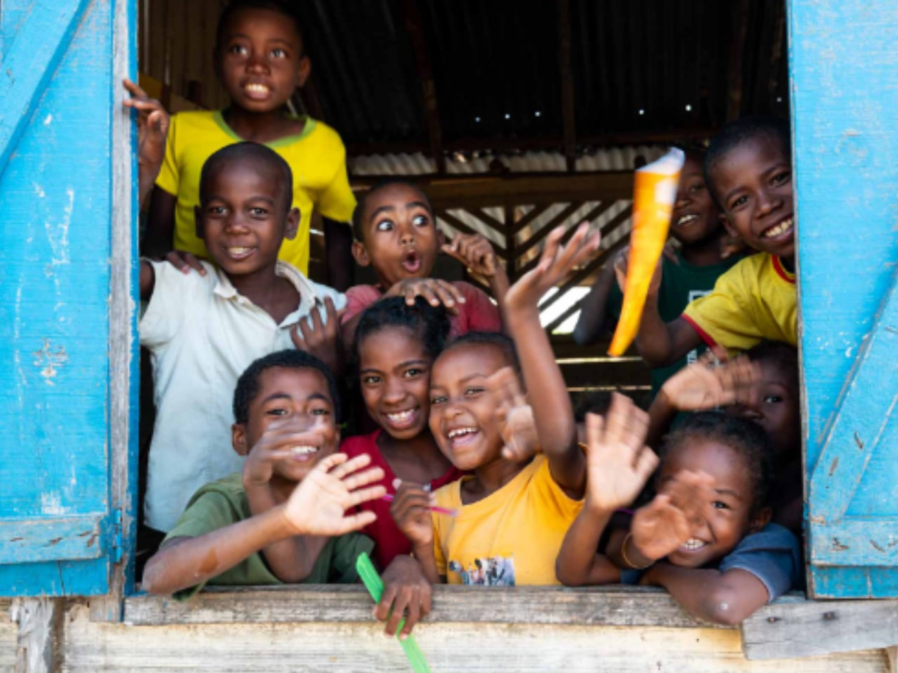 Kinder von Morondava Madagaskar 01 Beitrag 1280_c_SONNE-International.org Kinder winken aus dem Schulfenster