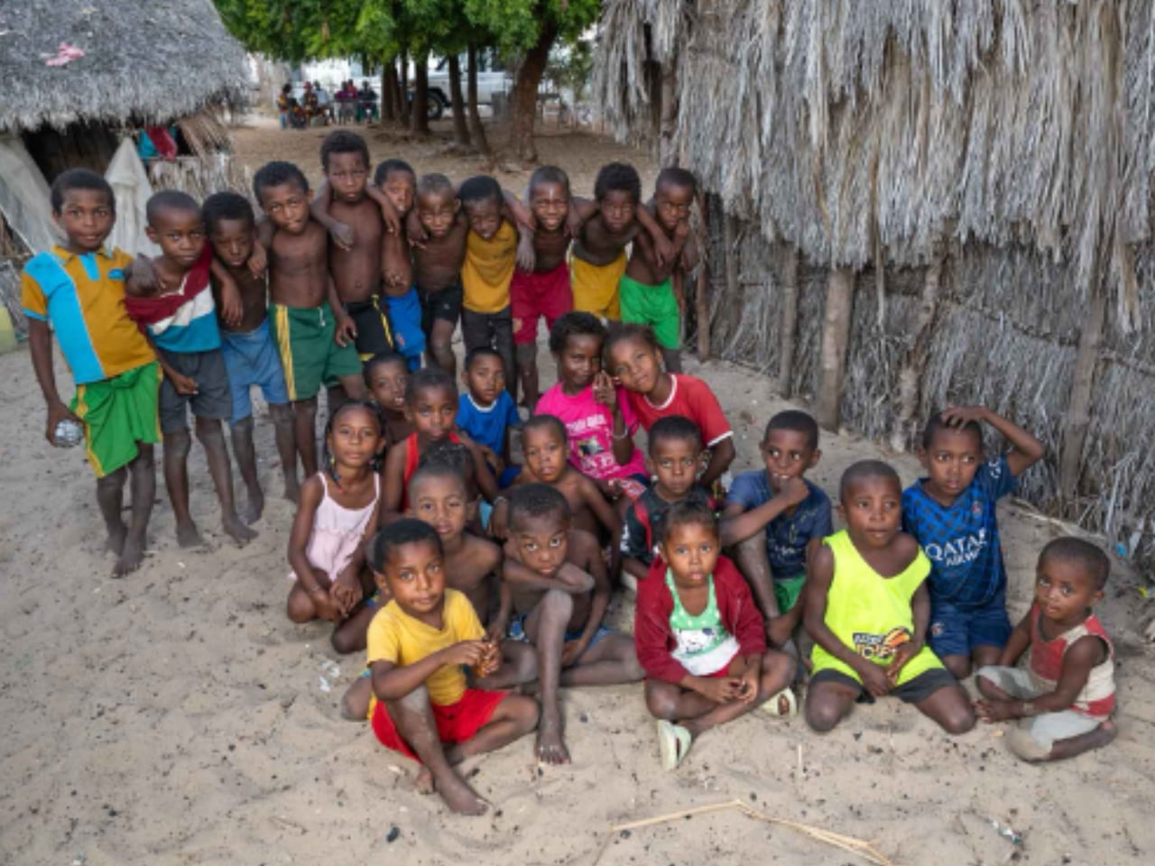 Kinder von Morondava Madagaskar 06 Beitrag 1280_c_SONNE-International.org Kinderfruppe vor Hütte in Madagaskar