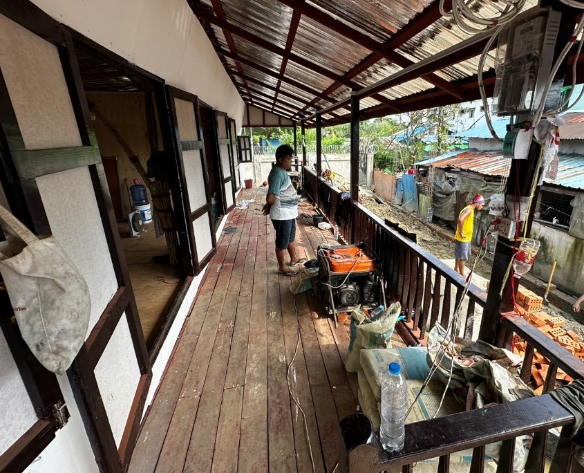 DCC4_Baustelle 03_854x684_c_SONNE-International 2026 Auf der Veranda des im Bau befindlichen SONNE Tagesbetreuungszentrum für Straßenkinder in Yangon