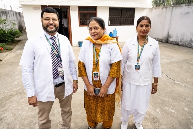 Ärzteteam vor der SONNE Gesundheitsstation in Indien